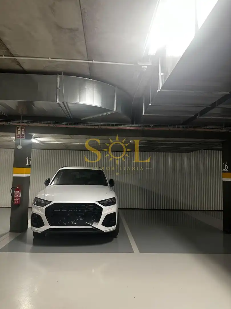 Parkplatz von Wohnung zur Miete in León Capital  mit Klimaanlage, Heizung und Parkett