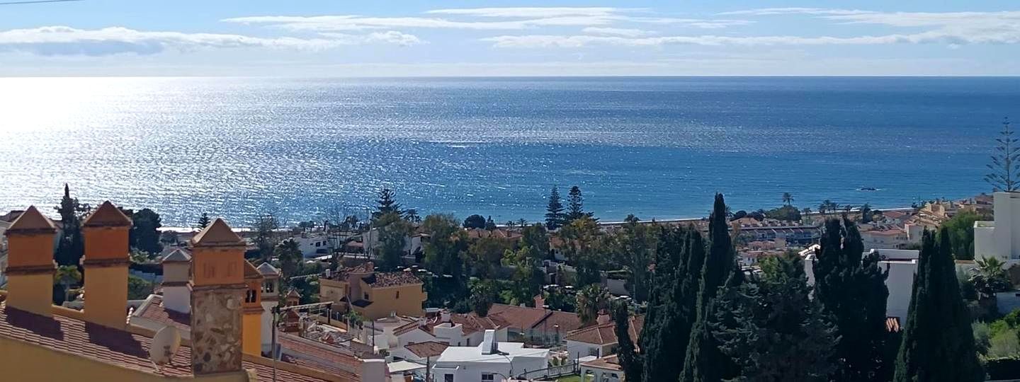 Vista exterior de Casa adosada en venda en Rincón de la Victoria amb Aire condicionat, Terrassa i Piscina comunitària