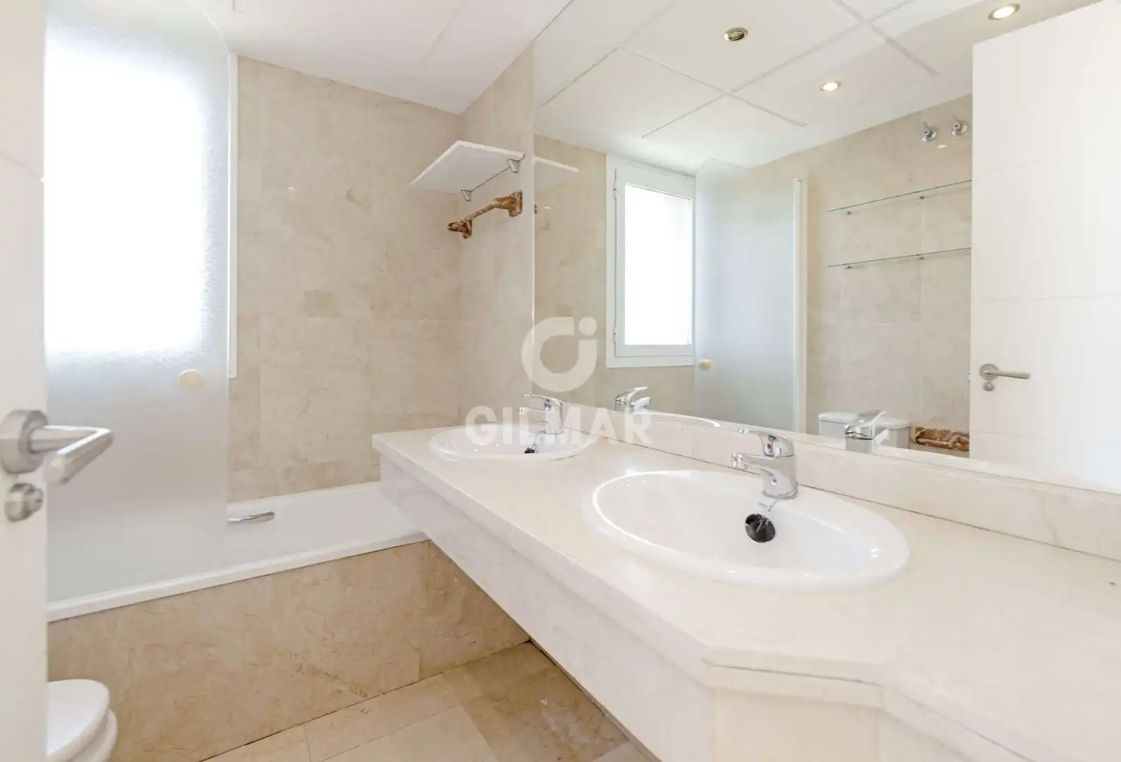 Baño de Dúplex en venta en Estepona con Calefacción, Jardín privado y Piscina