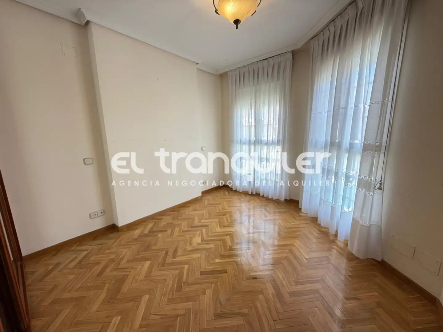Dormitori de Casa adosada de lloguer en Leganés amb Jardí privat, Parquet i Terrassa