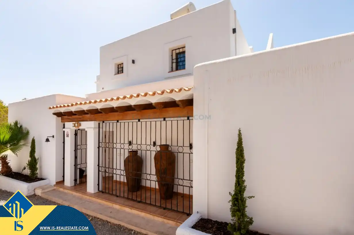 Vista exterior de Casa o xalet en venda en Santa Eulària des Riu amb Aire condicionat, Calefacció i Jardí privat