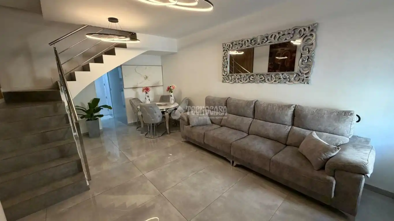 Semi-detached house with terrace for sale in Santa Isabel, imagen 3