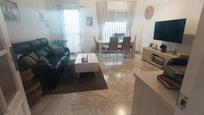 Sala d'estar de Casa adosada en venda en Mairena del Alcor amb Aire condicionat i Jardí privat