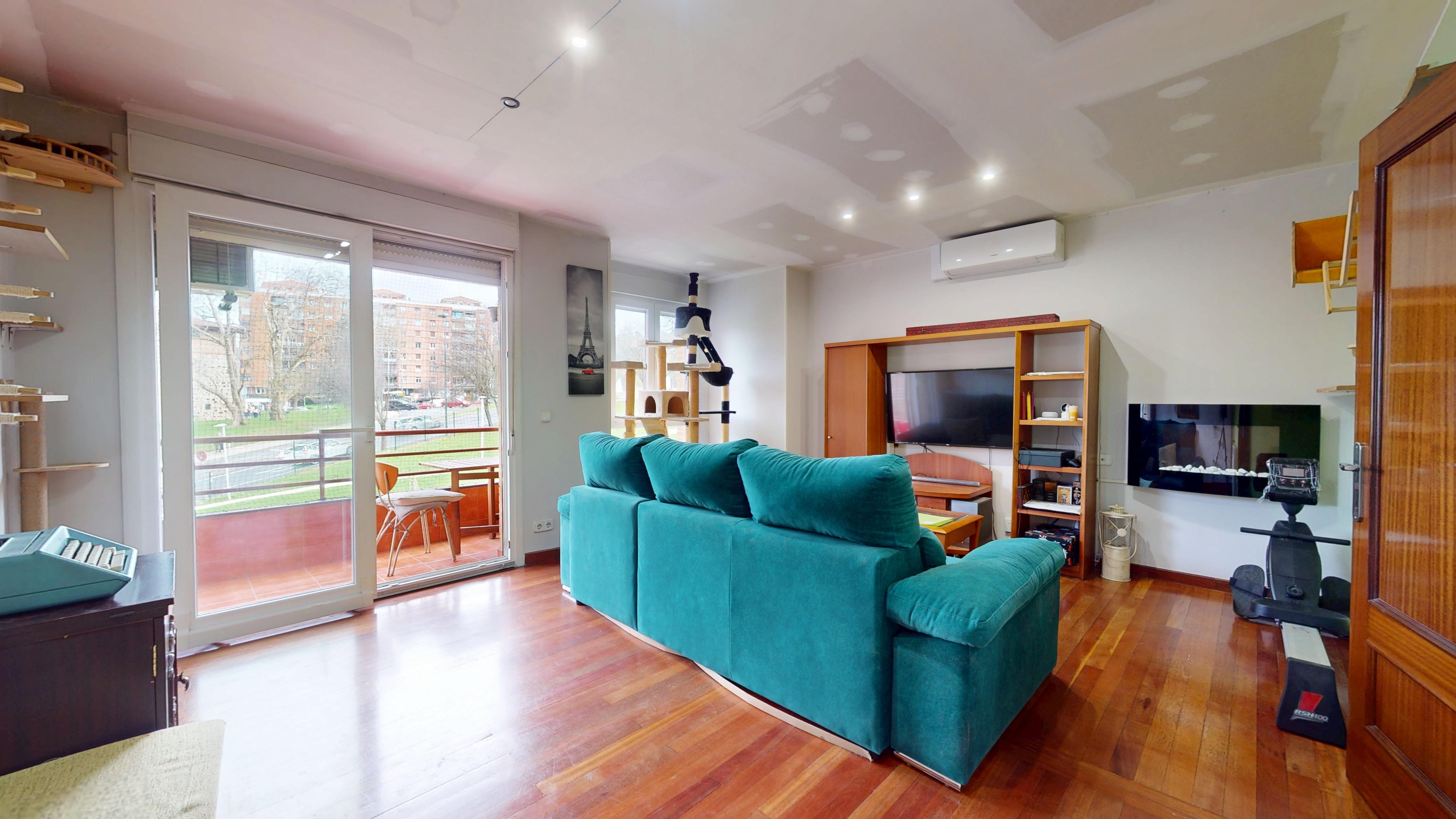 Sala d'estar de Pis en venda en Bilbao  amb Calefacció i Balcó