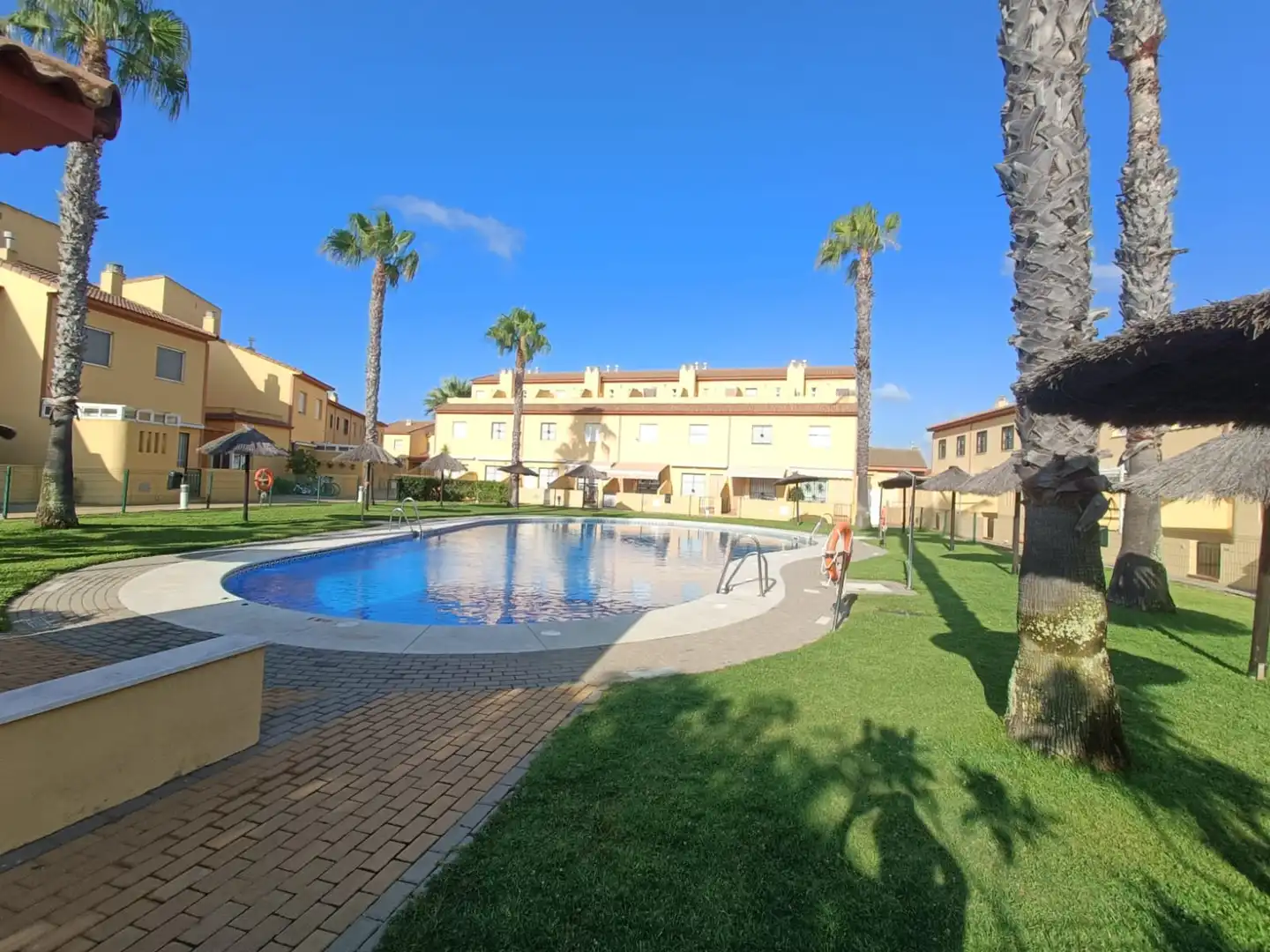 Piscina de Casa adosada en venta en Islantilla con Aire acondicionado, Terraza y Piscina