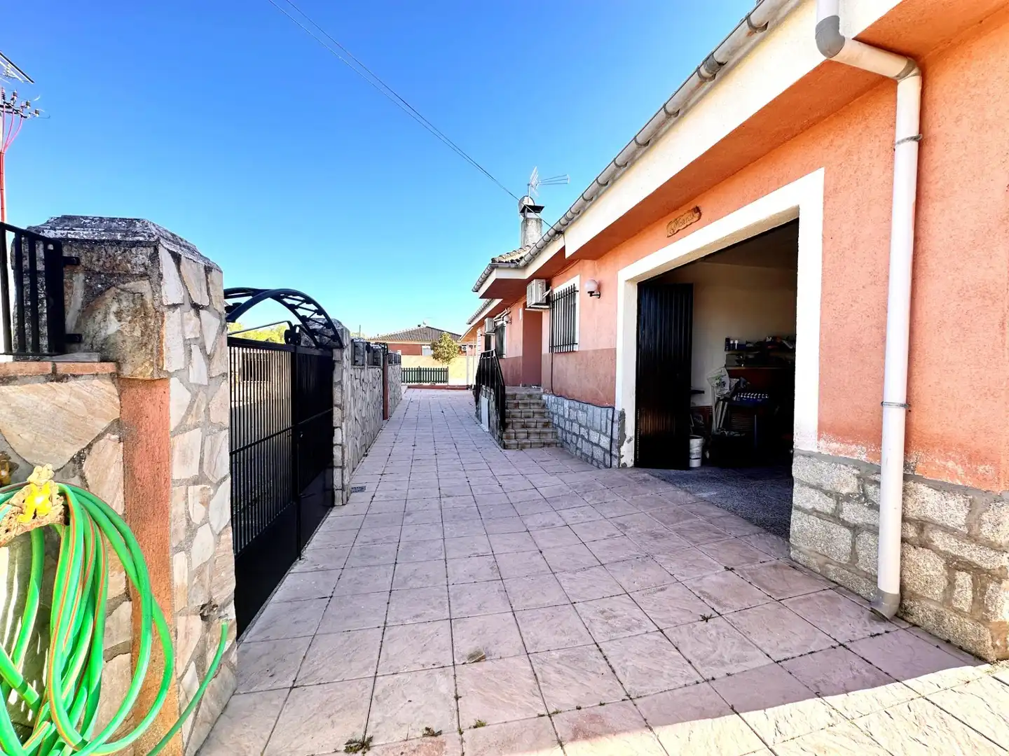 Exterior view of Houses for sale in Escalona  with Air Conditioner, Heating and Private garden