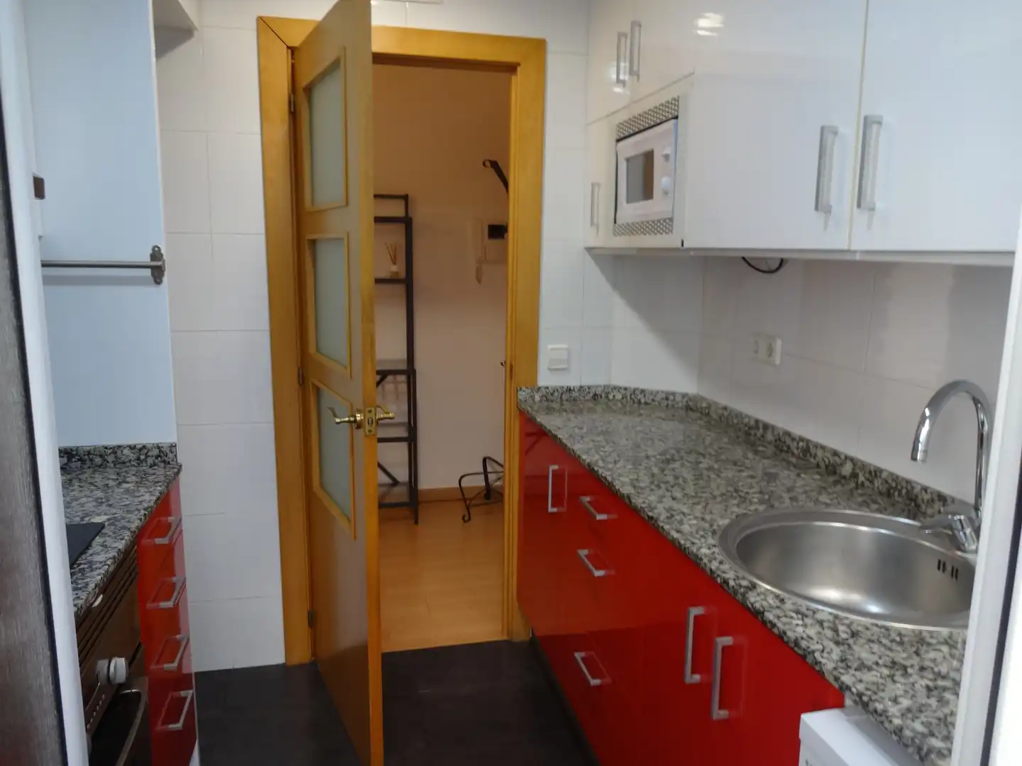Küche von Wohnung zum Verkauf in Barcelona mit Terrasse, Ofen und Mikrowelle