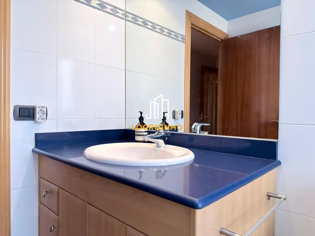 Bathroom of Flat for rent in  Logroño  with Air Conditioner, Heating and Terrace