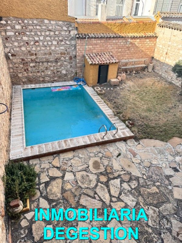 Piscina de Casa adosada en venda en Linares amb Aire condicionat, Calefacció i Jardí privat