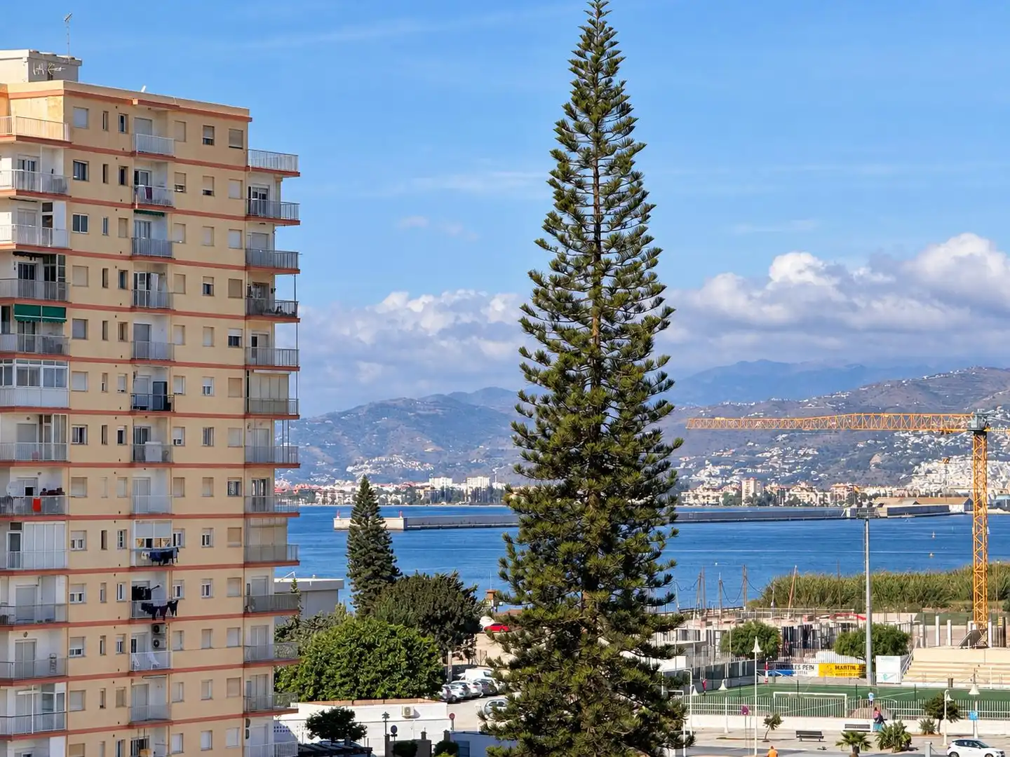 Casa aparellada amb terrassa en venda a Calle Mirador de la Bahía 31, imagen 3