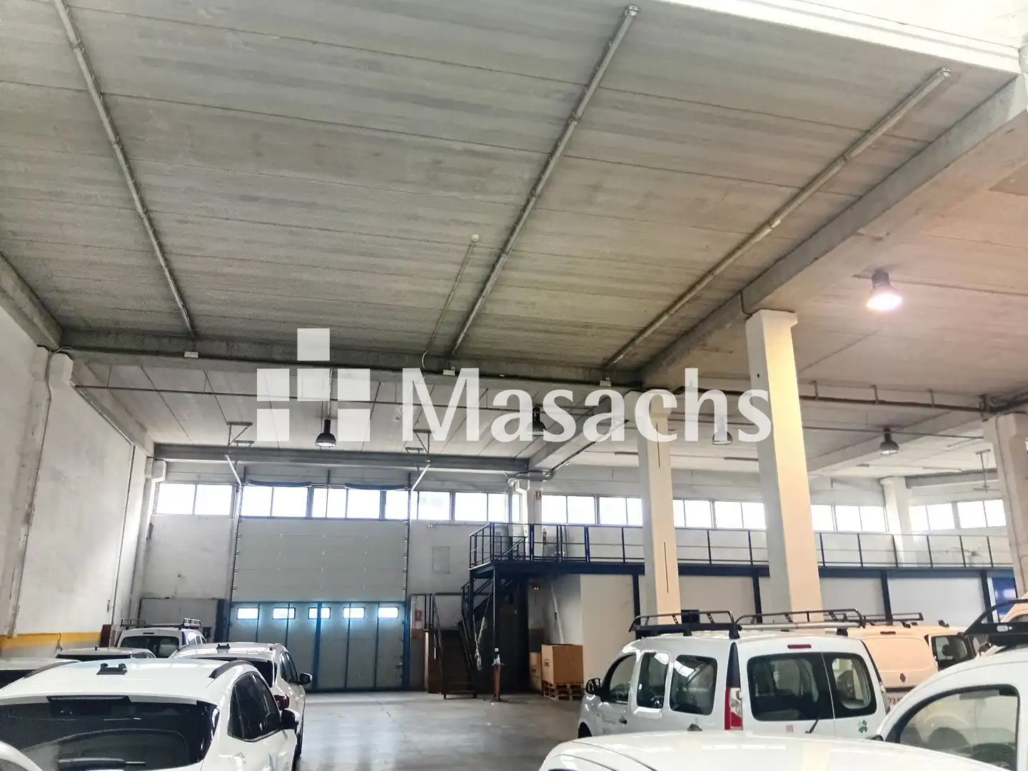 Nave industrielle avec ascenseur à louer à Gorg - Progrés