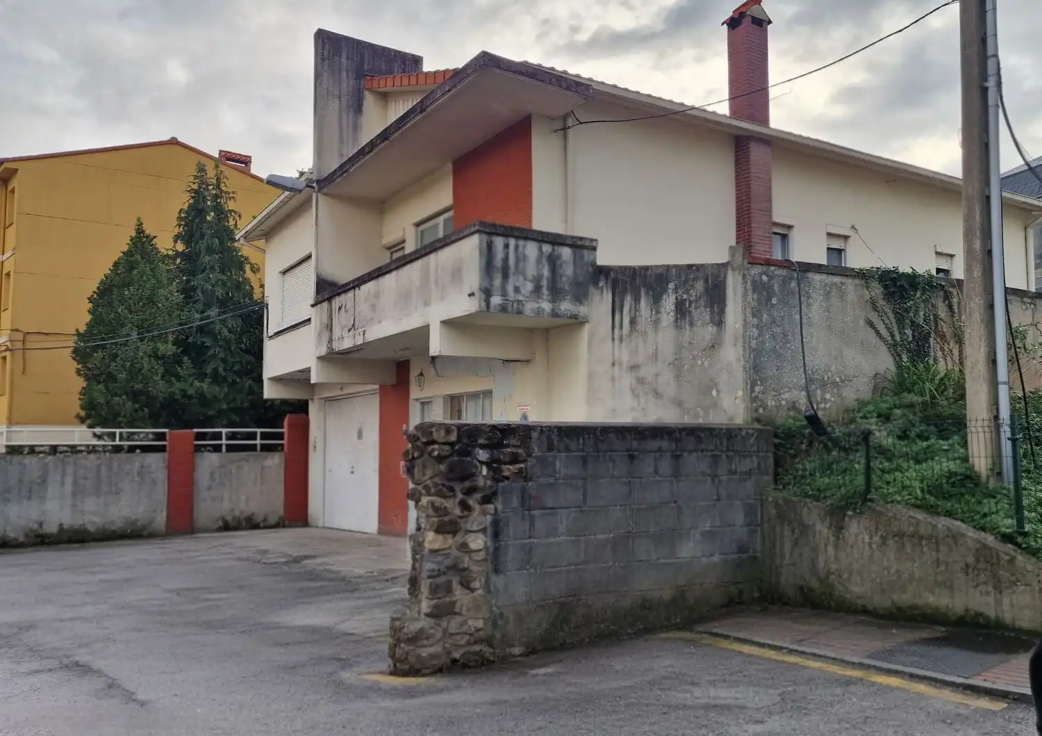 Vista exterior de Casa o xalet en venda en Torrelavega  amb Terrassa, Traster i Balcó