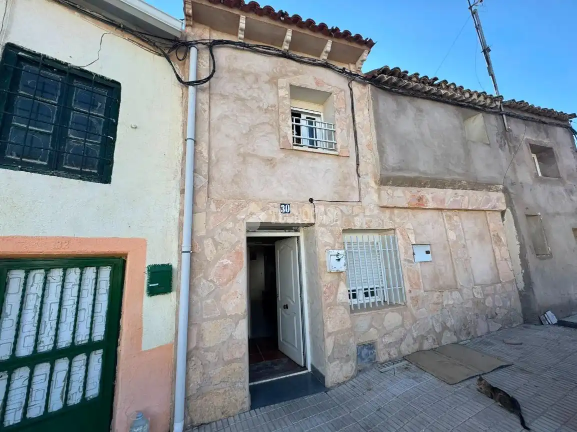 Vista exterior de Casa adosada en venda en Villarrubio amb Calefacció, Traster i Balcó
