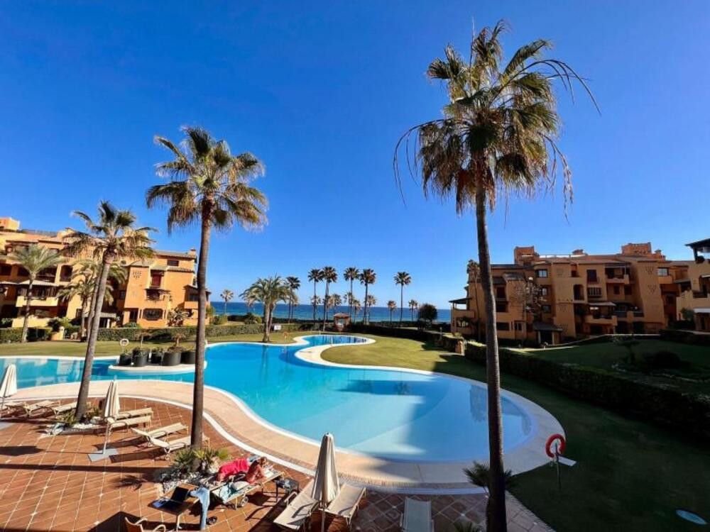 Vista exterior de Apartament de lloguer en Estepona amb Aire condicionat, Terrassa i Traster
