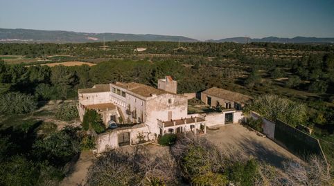 Te presentamos una majestuosa masía catalana, una oportunidad única.

 Con 8 habitaciones amplias y luminosas, ofrece un espacio