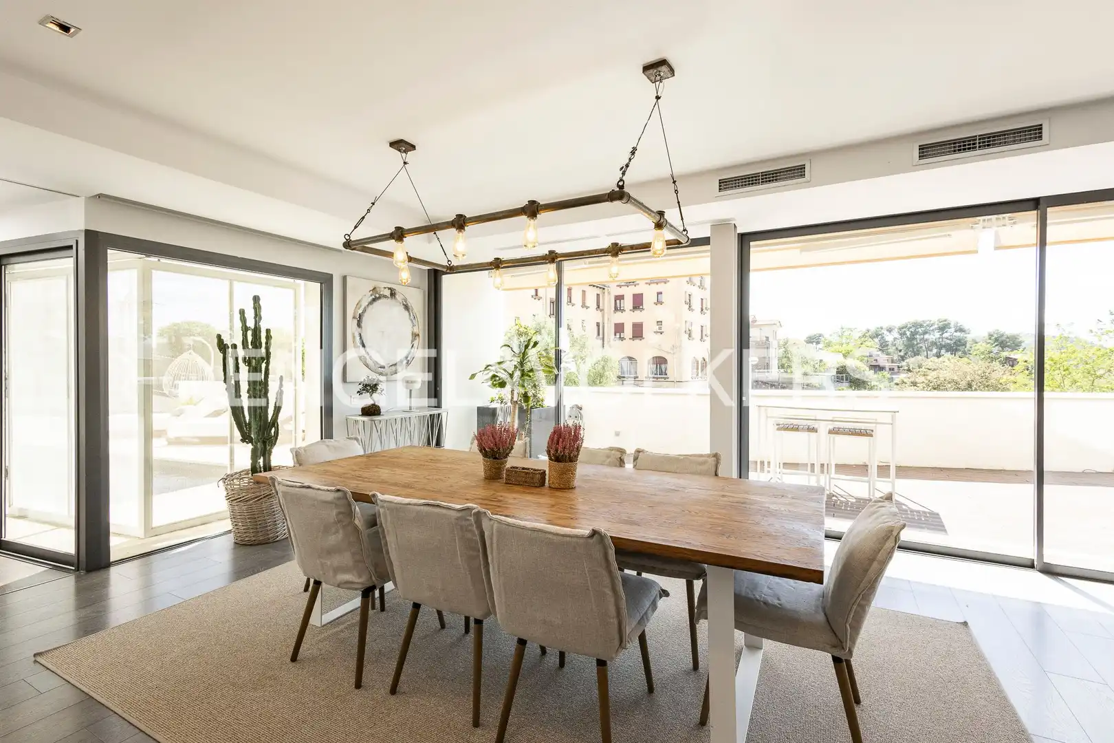 Comedor de Casa o chalet de alquiler en Barcelona con Aire acondicionado, Calefacción y Jardín privado