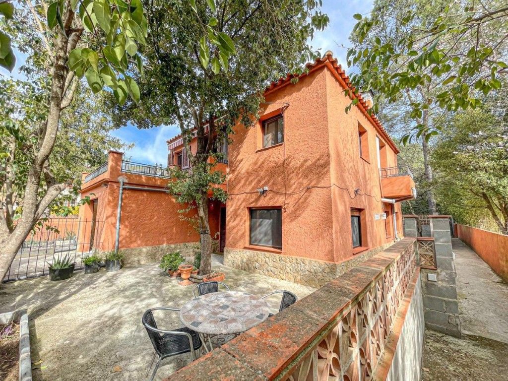 Exterior view of House or chalet for sale in Albanyà