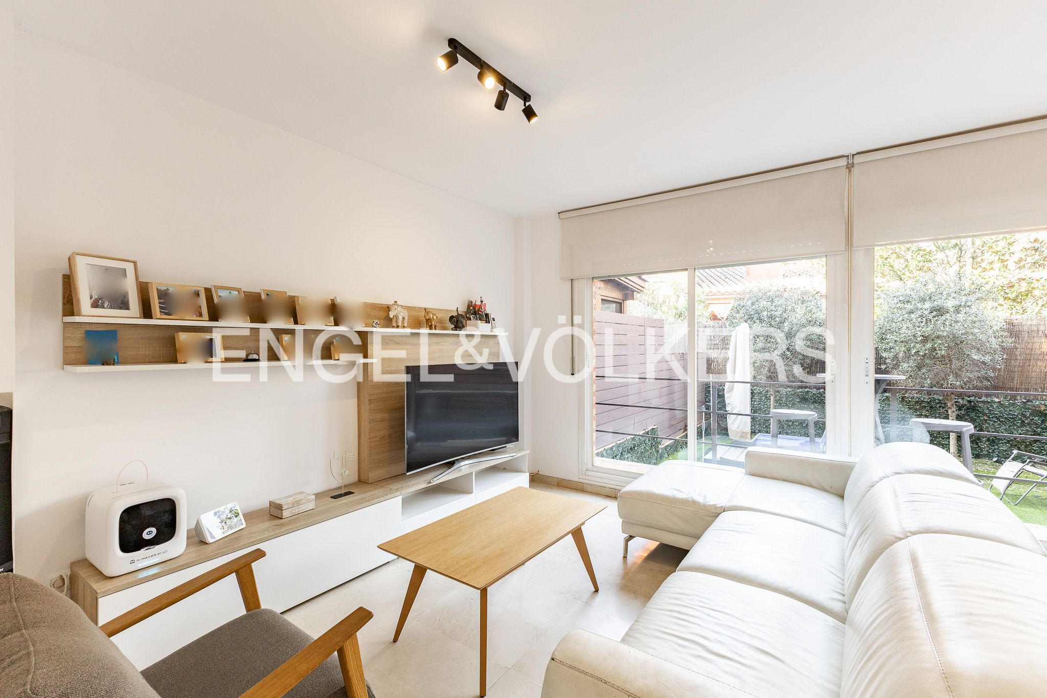 Sala d'estar de Casa o xalet en venda en Sant Cugat del Vallès amb Calefacció i Jardí privat