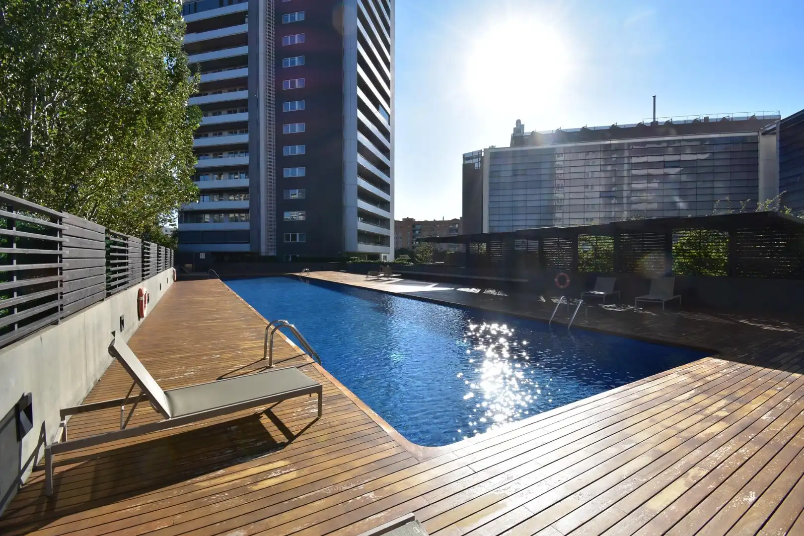 Schwimmbecken von Wohnung zum Verkauf in Barcelona mit Klimaanlage, Heizung und Parkett