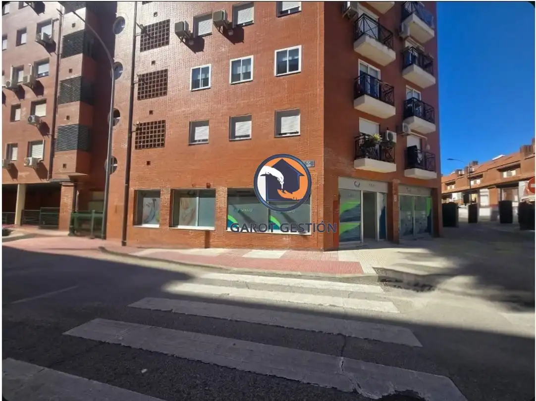 Vista exterior de Local en venda en Alcorcón amb Aire condicionat, Calefacció i Parquet