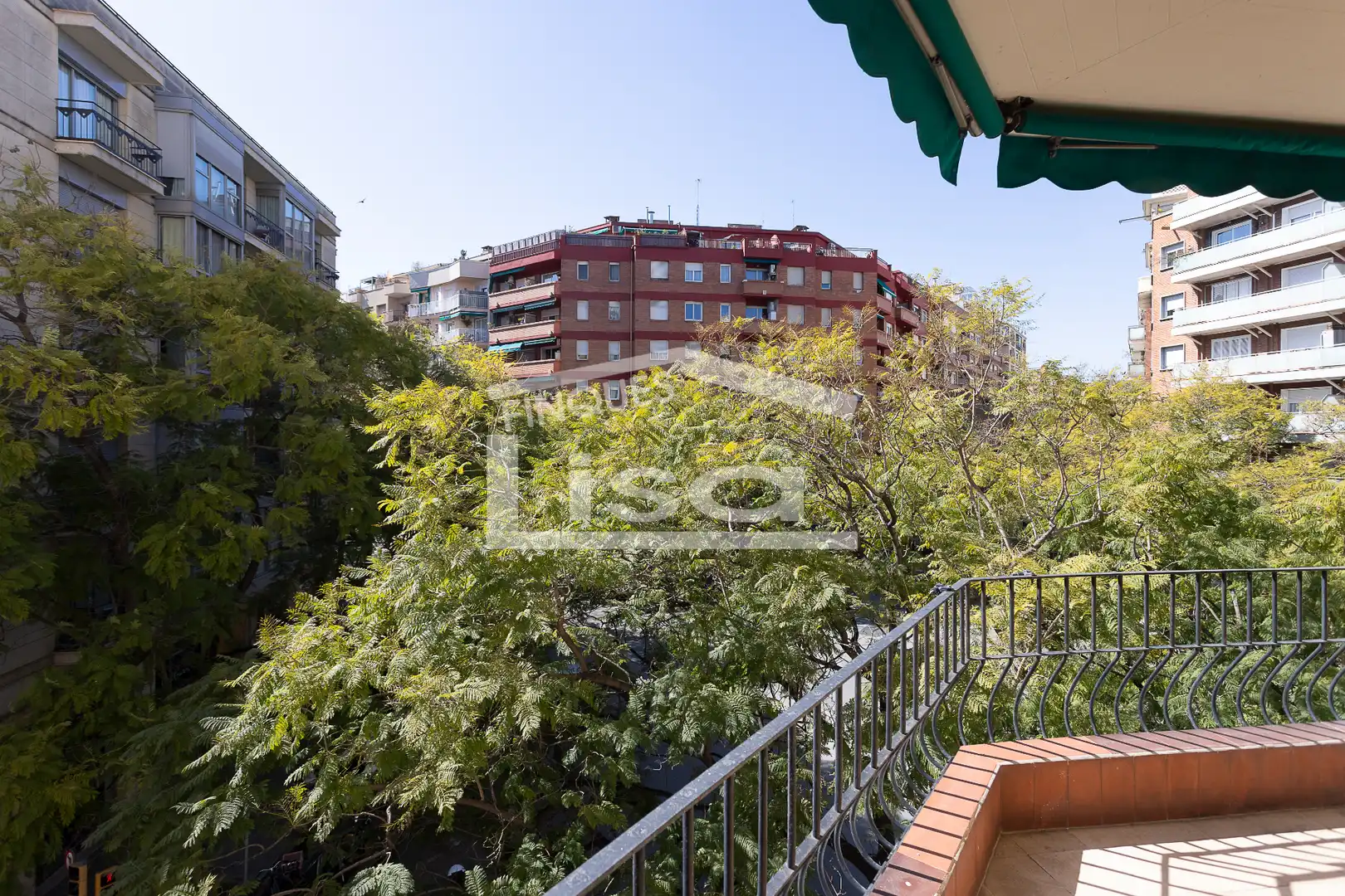 Vista exterior de Piso en venta en Barcelona con Calefacción, Trastero y Balcón