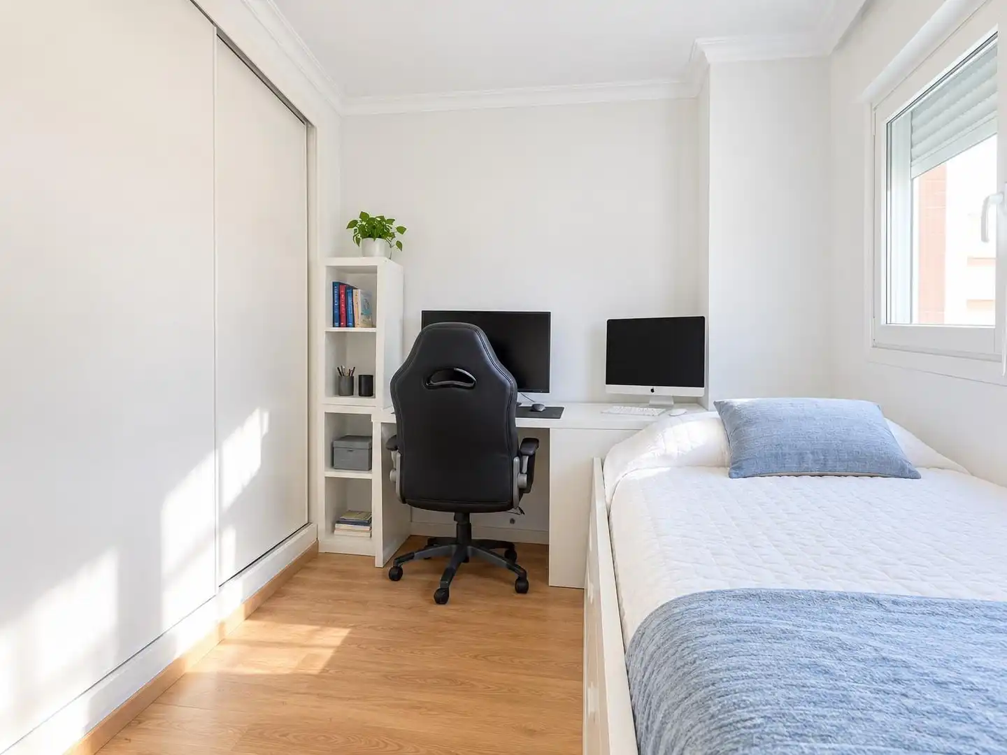 Bedroom of Flat for sale in Algeciras  with Air Conditioner and Balcony