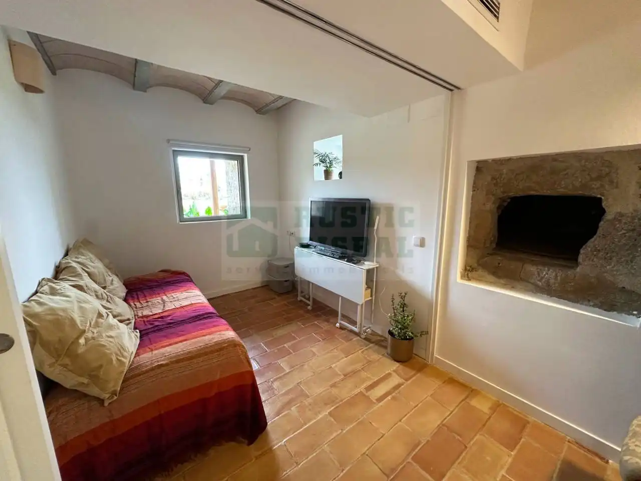 Wohnzimmer von Country house zur Miete in Foixà mit Klimaanlage, Heizung und Möbliert