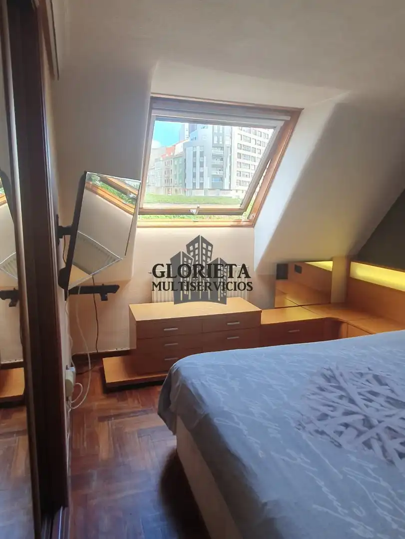 Schlafzimmer von Dachboden zum Verkauf in Vigo  mit Klimaanlage, Heizung und Parkett