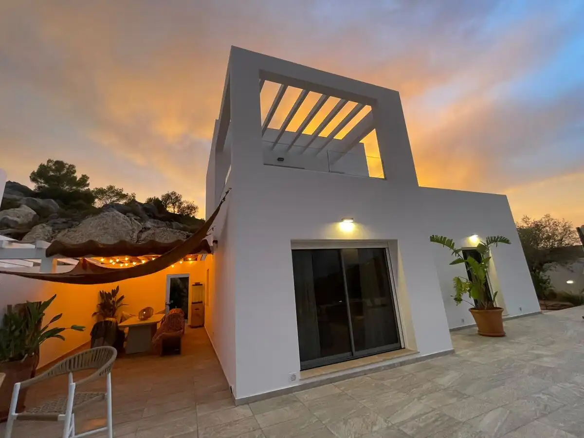 Detached house with pool for sale in Alcalalí