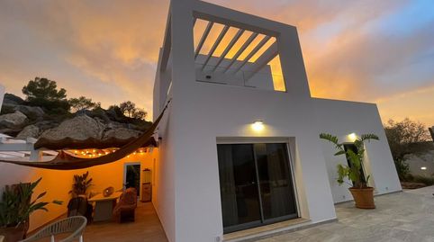 Se vende chalet de obra nueva en Alcalalí. Esta vivienda unifamiliar se sitúa sobre un terreno de 423m2 y cuenta con 140m2 constru