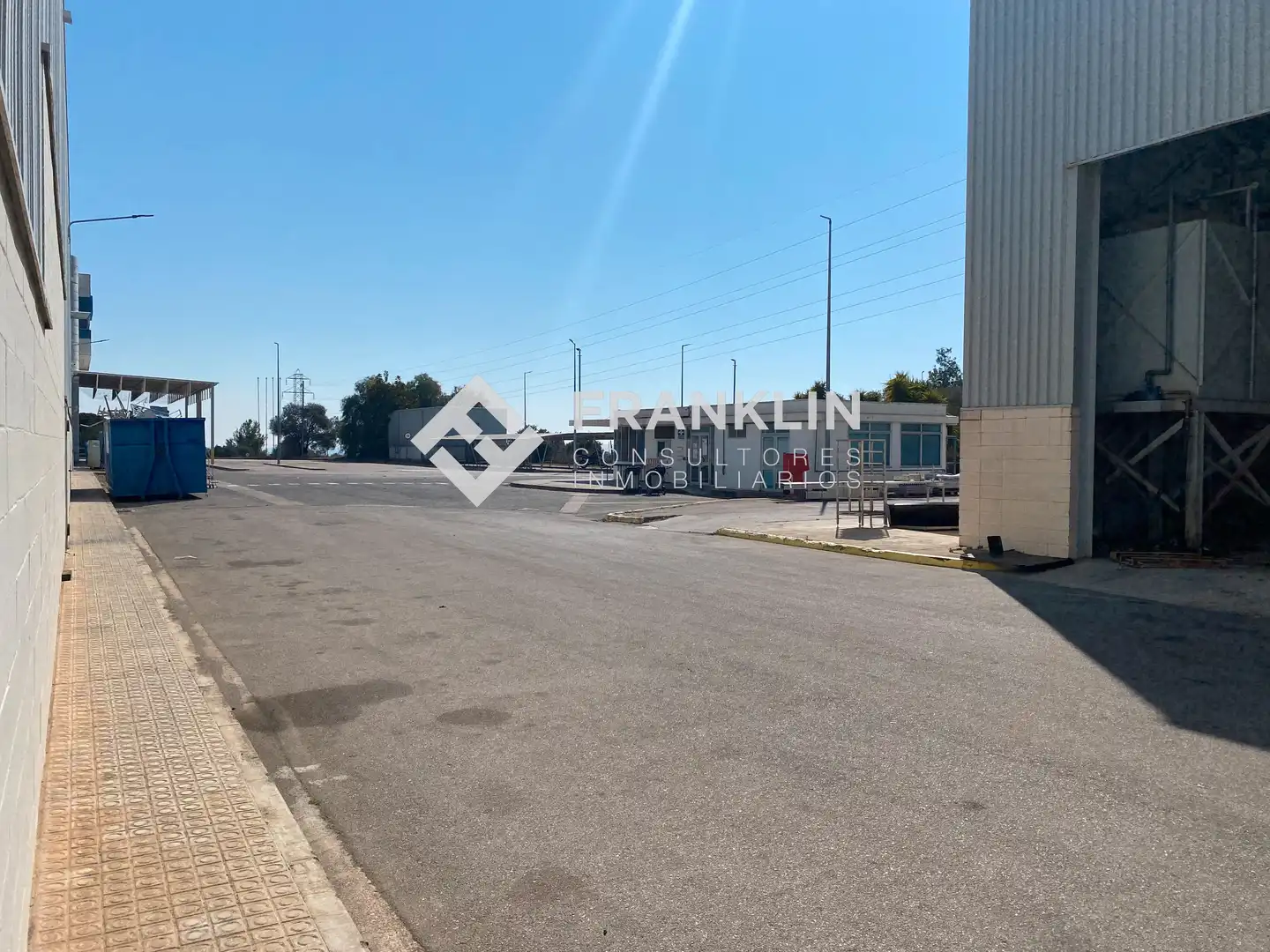 Vista exterior de Nau industrial en venda en Vilanova i la Geltrú