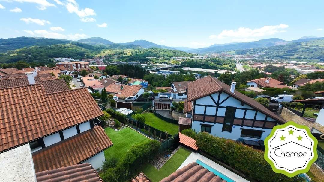 Vista exterior de Casa o xalet en venda en Galdakao amb Jardí privat, Terrassa i Traster