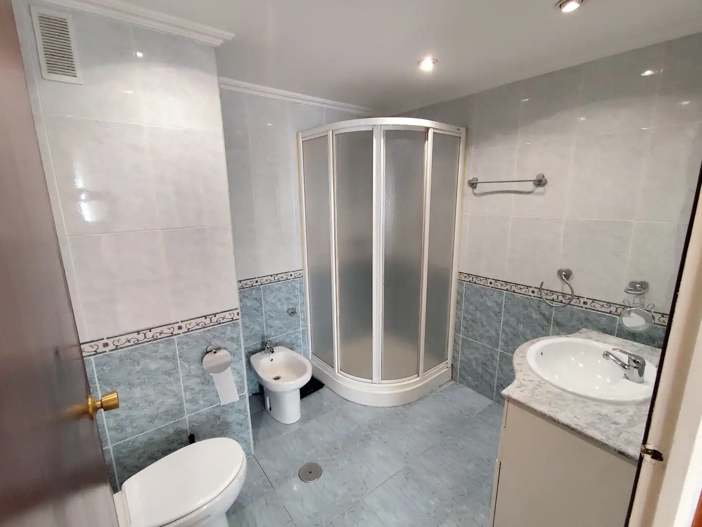 Badezimmer von Wohnung zum Verkauf in Móstoles mit Klimaanlage, Heizung und Parkett