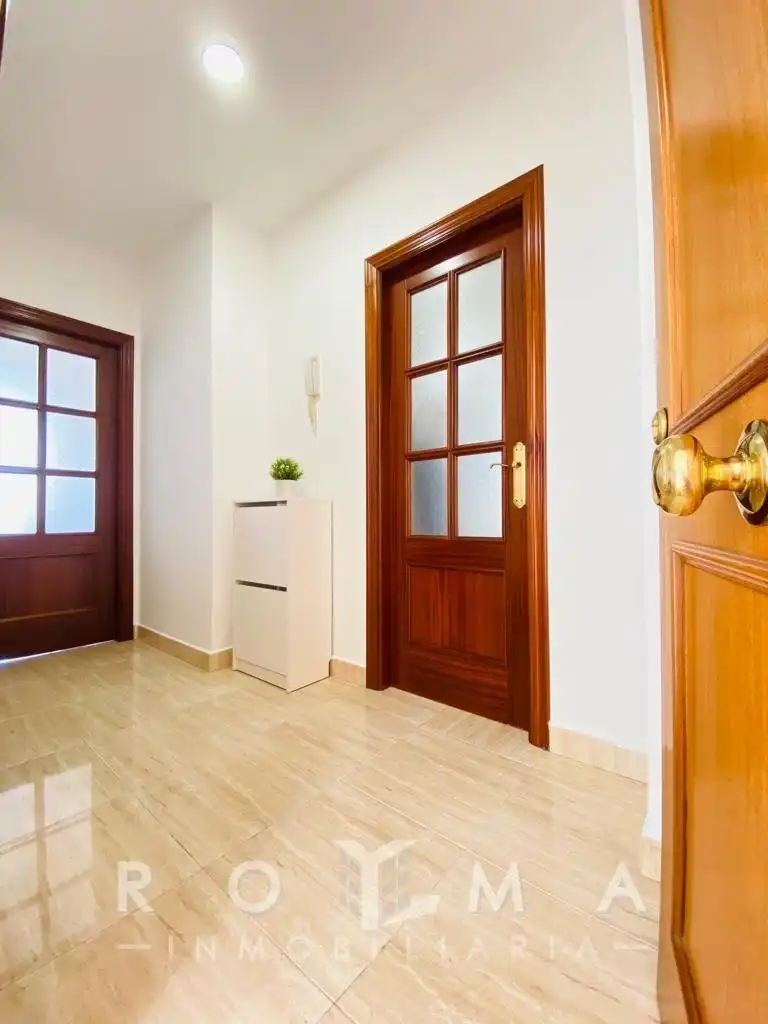 Wohnung zur Miete in Dos Hermanas mit Klimaanlage, Abstellraum und Balkon