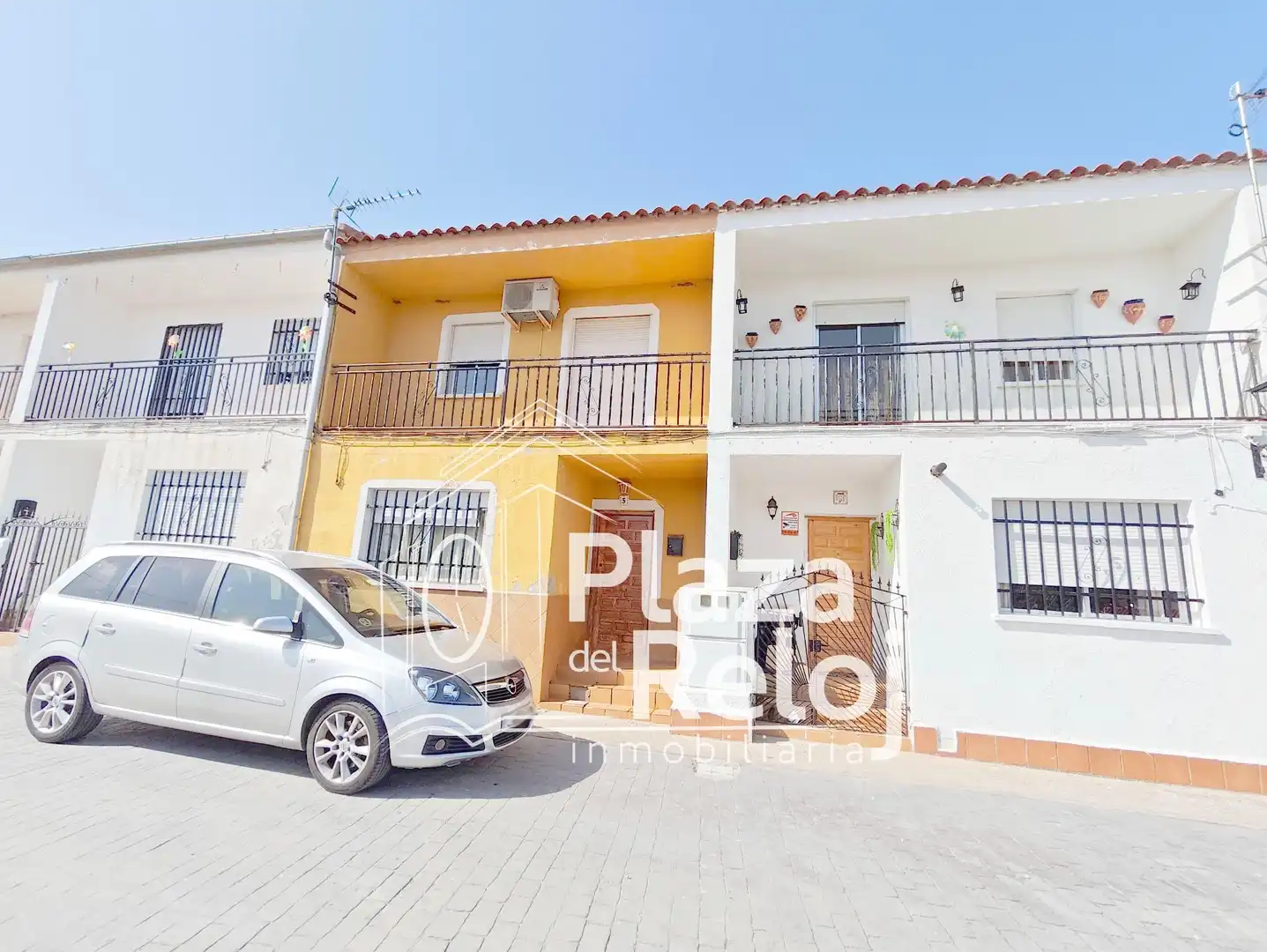 Vista exterior de Casa adosada en venda en Las Herencias amb Balcó