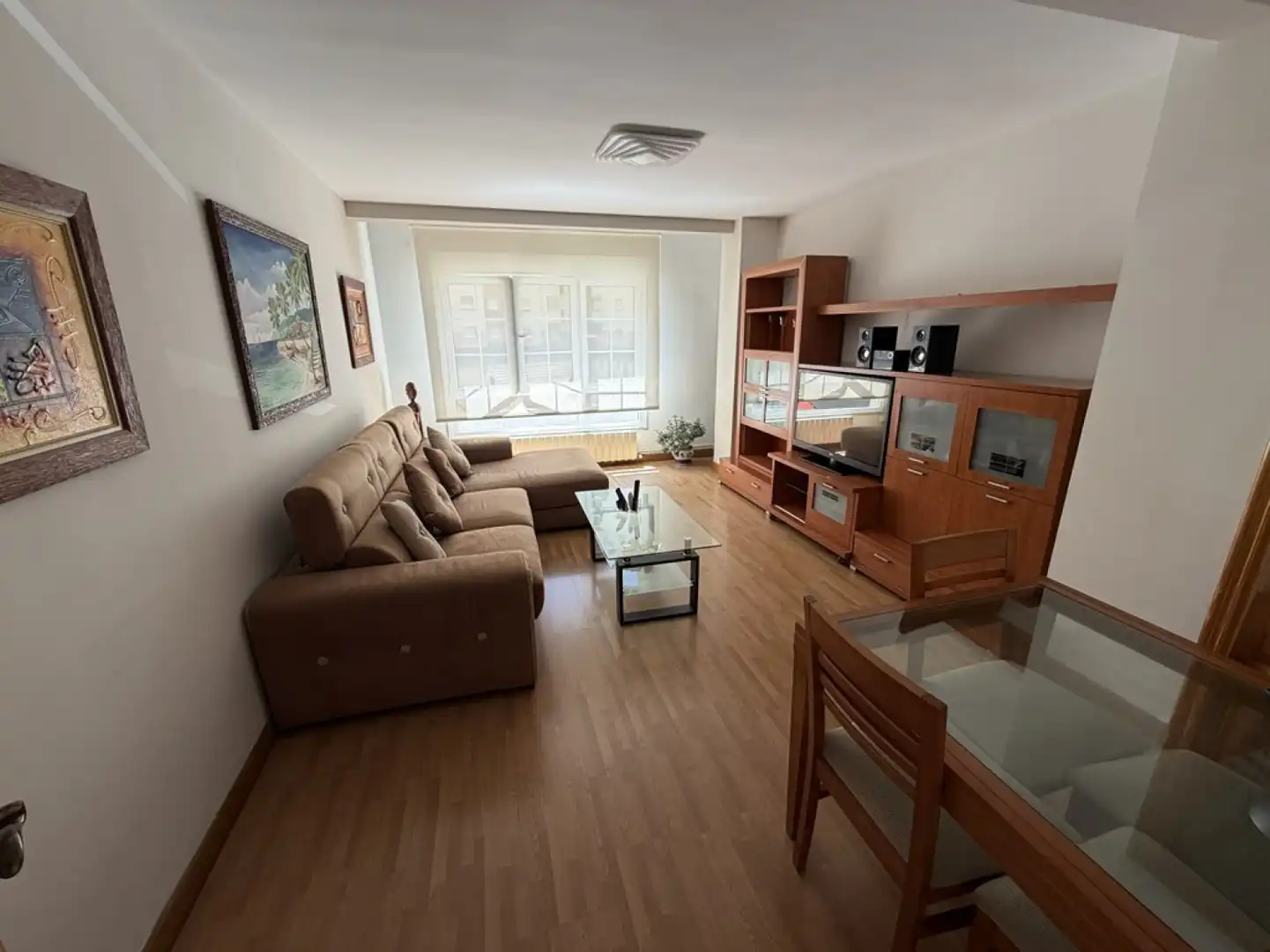 Sala d'estar de Pis de lloguer en Avilés amb Calefacció, Parquet i Moblat