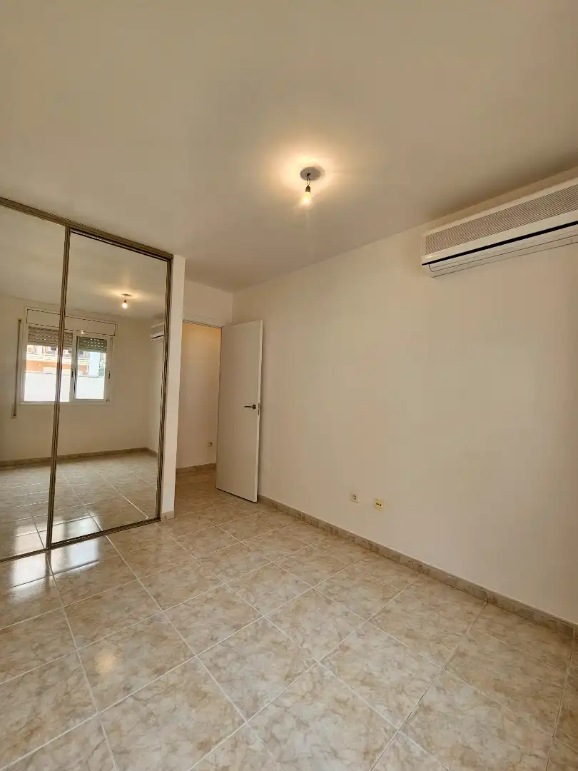 Wohnung zum Verkauf in Tarragona mit Klimaanlage, Terrasse und Ofen