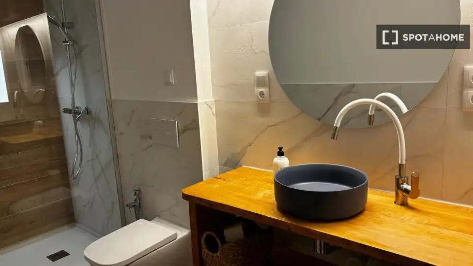 Bathroom of Flat for rent in Valencia  with Air Conditioner, Heating and Furnished