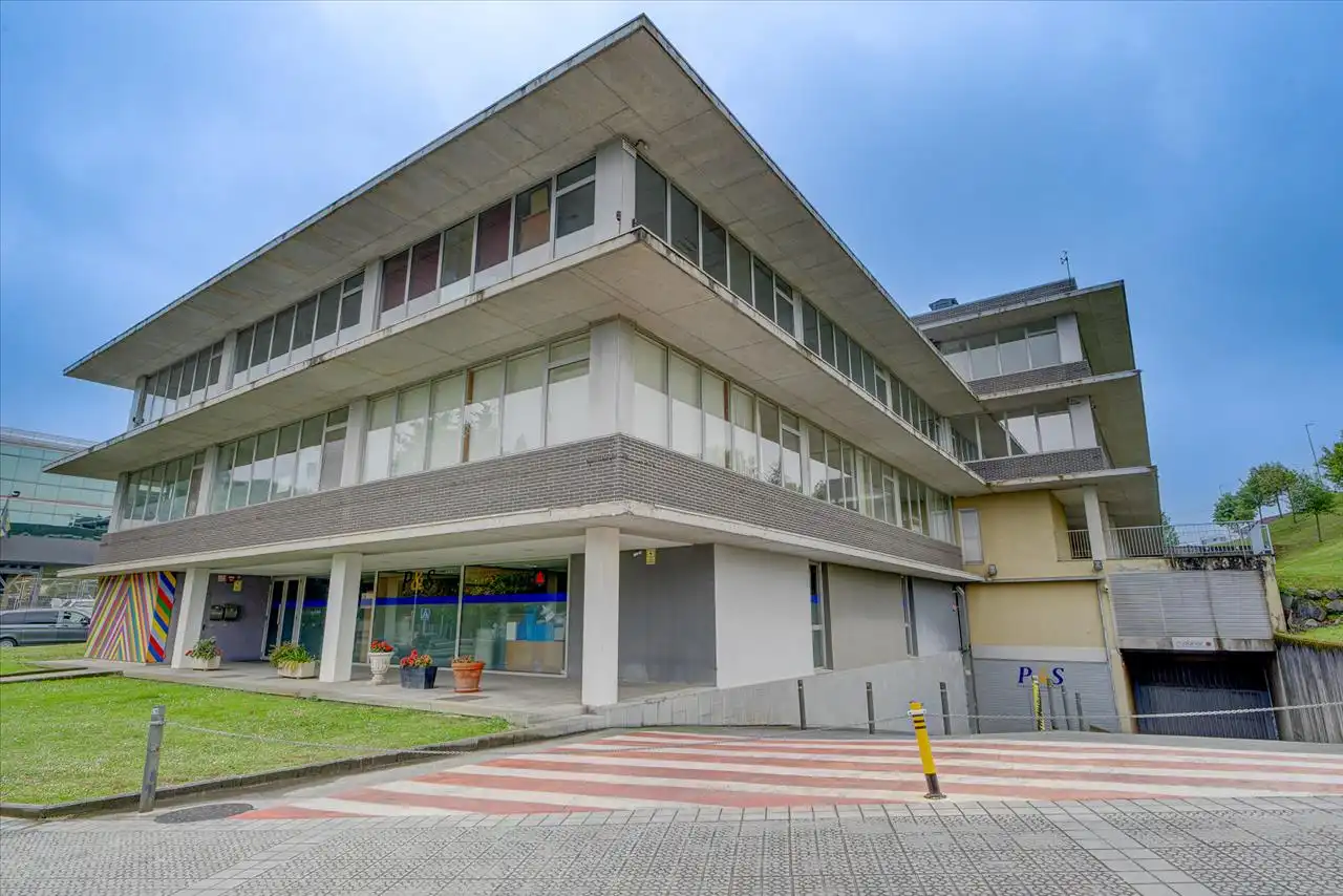 Locale commerciale in vendita a ENEKURIBIDEA, EDIFICIO FATIMA