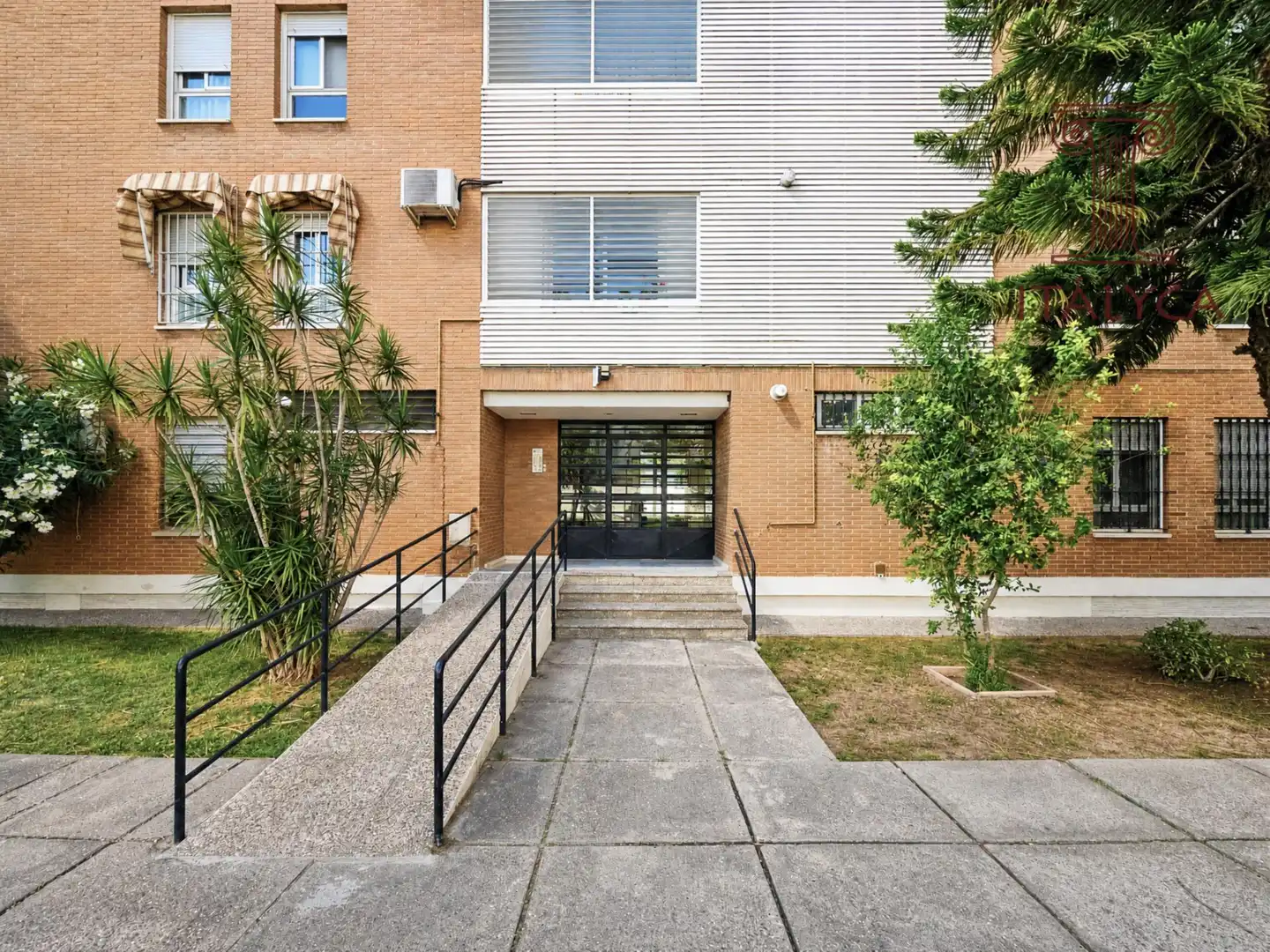 Exterior view of Flat for sale in Sevilla  with Air Conditioner, Heating and Terrace