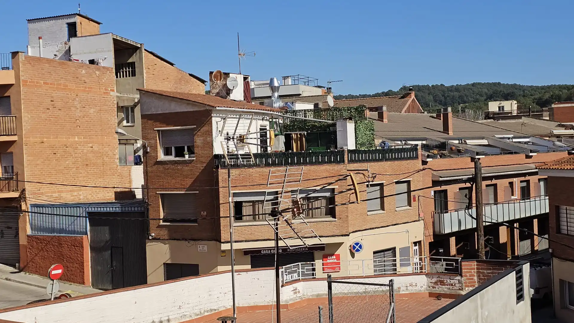 Vista exterior de Piso en venta en Rubí con Calefacción, Horno y Balcón