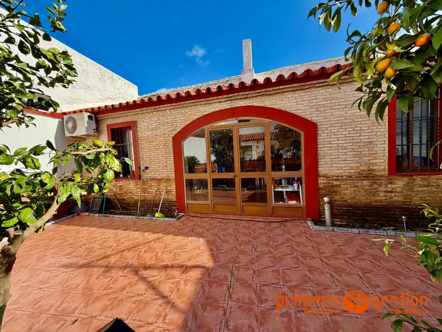 Vista exterior de Casa o xalet en venda en Lora del Río amb Aire condicionat i Calefacció