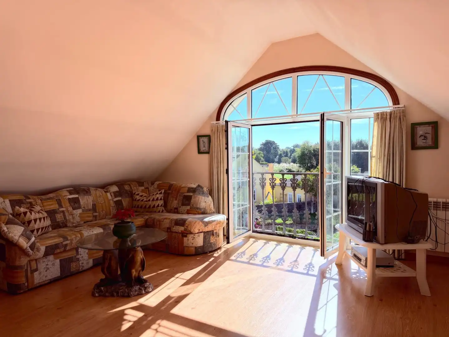 Sala d'estar de Casa o xalet en venda en Oleiros amb Calefacció, Jardí privat i Terrassa