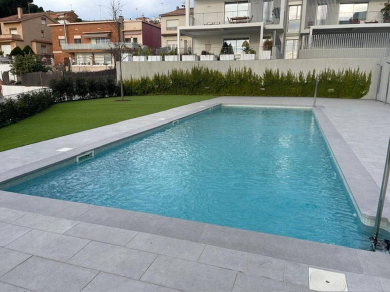 Swimming pool of Attic to rent in El Masnou  with Air Conditioner, Heating and Parquet flooring