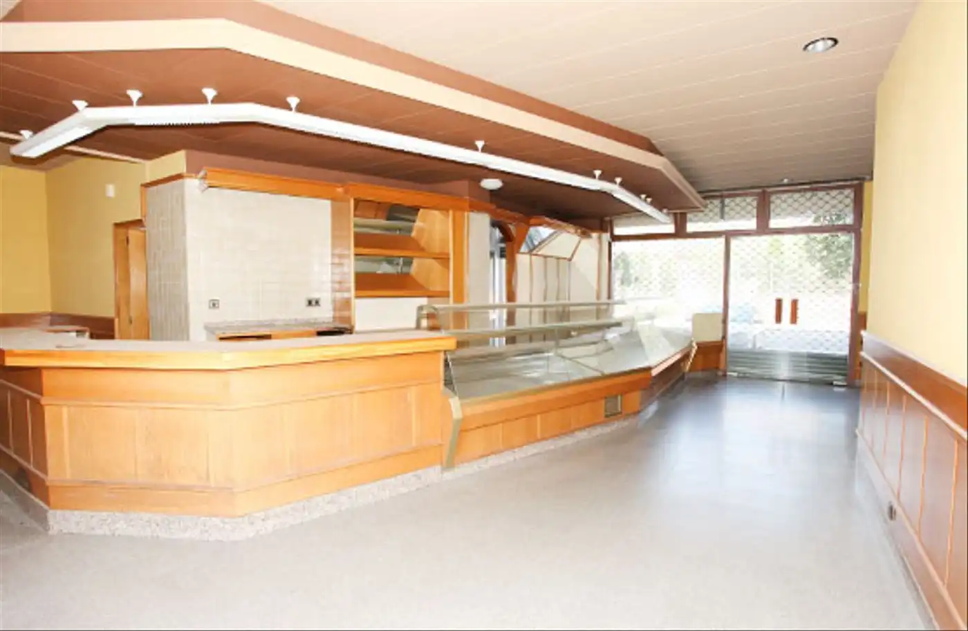 Commercial properties for sale in Terrassa  with Air Conditioner, Heating and Furnished