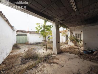 Vista exterior de Casa o xalet en venda en Tomelloso amb Jardí privat i Traster