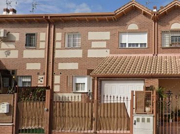 Adossat amb jardí en venda a Calle MINARETE