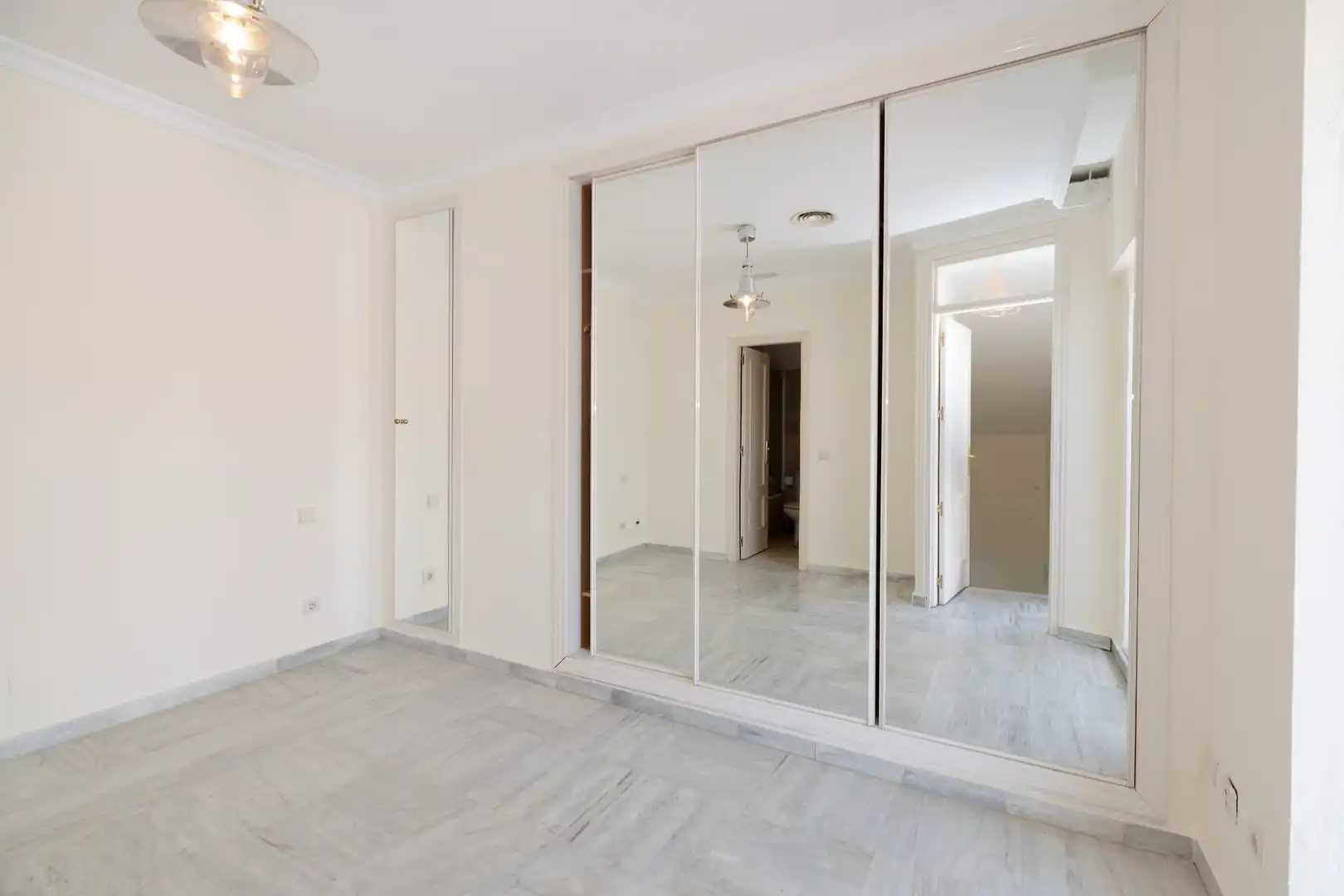 Schlafzimmer von Dachboden zum Verkauf in Marbella mit Klimaanlage, Heizung und Terrasse