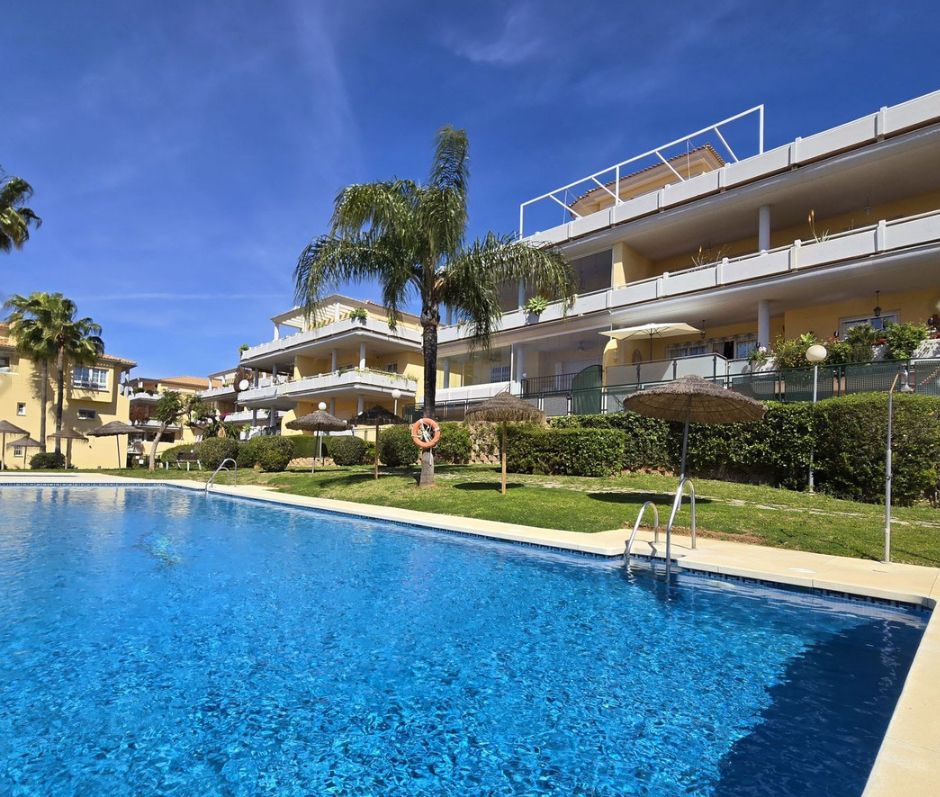 Vista exterior de Piso en venta en Marbella con Terraza, Amueblado y Horno