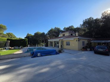 Casa rústica amb balcó en venda a Camino Calderona